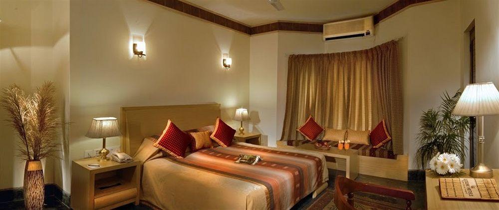 The Riverview Retreat Corbett By Leisure Hotels Garjia Ruang foto