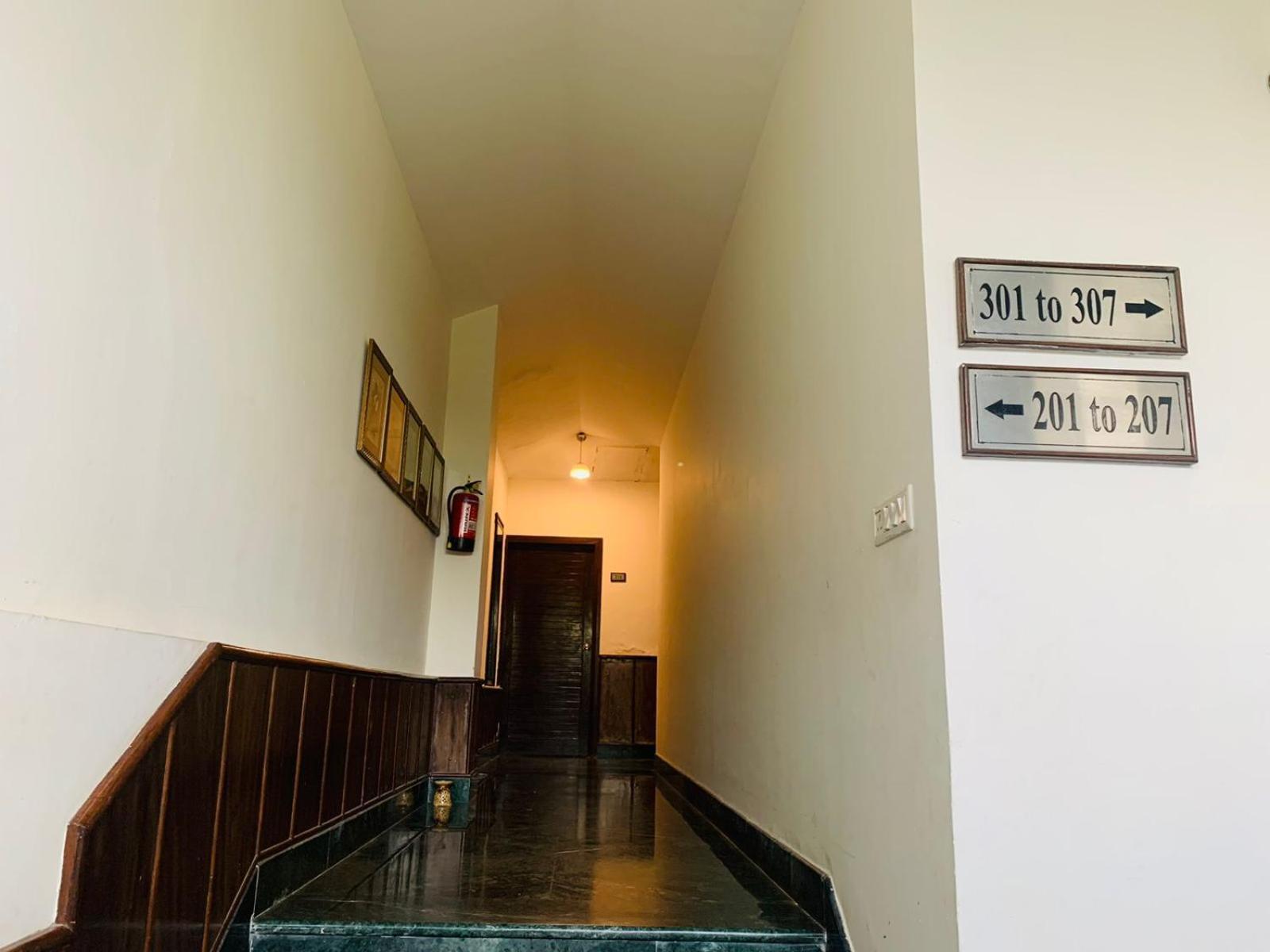The Riverview Retreat Corbett By Leisure Hotels Garjia Bagian luar foto