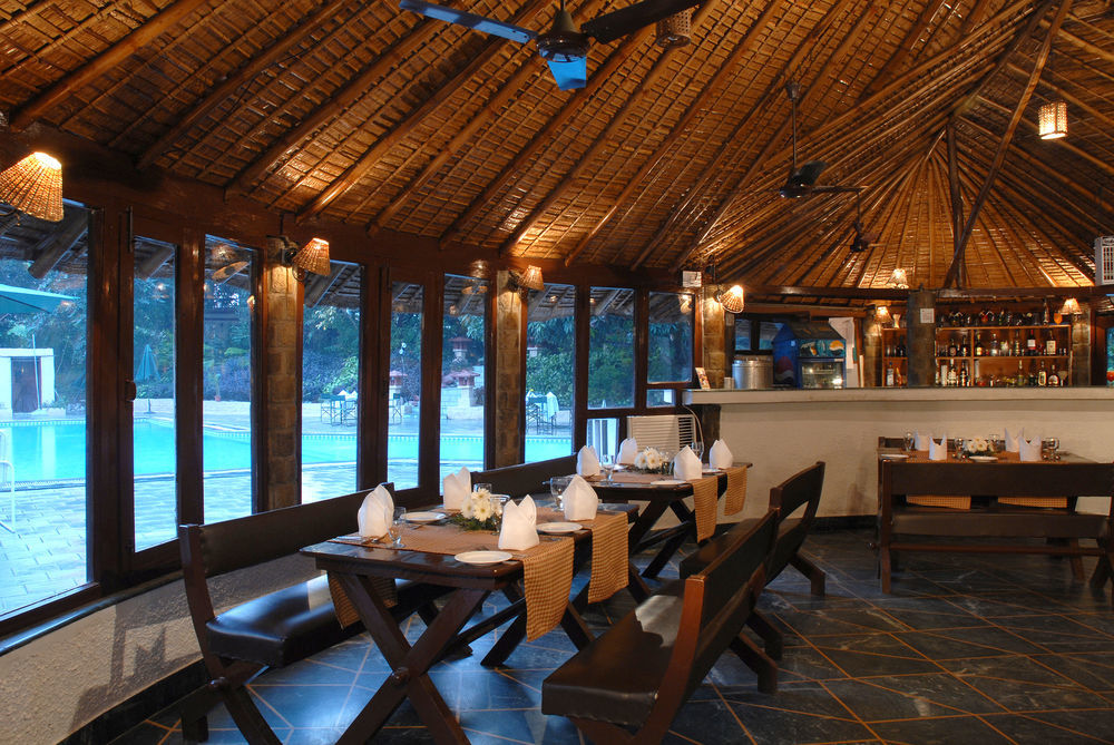 The Riverview Retreat Corbett By Leisure Hotels Garjia Restoran foto