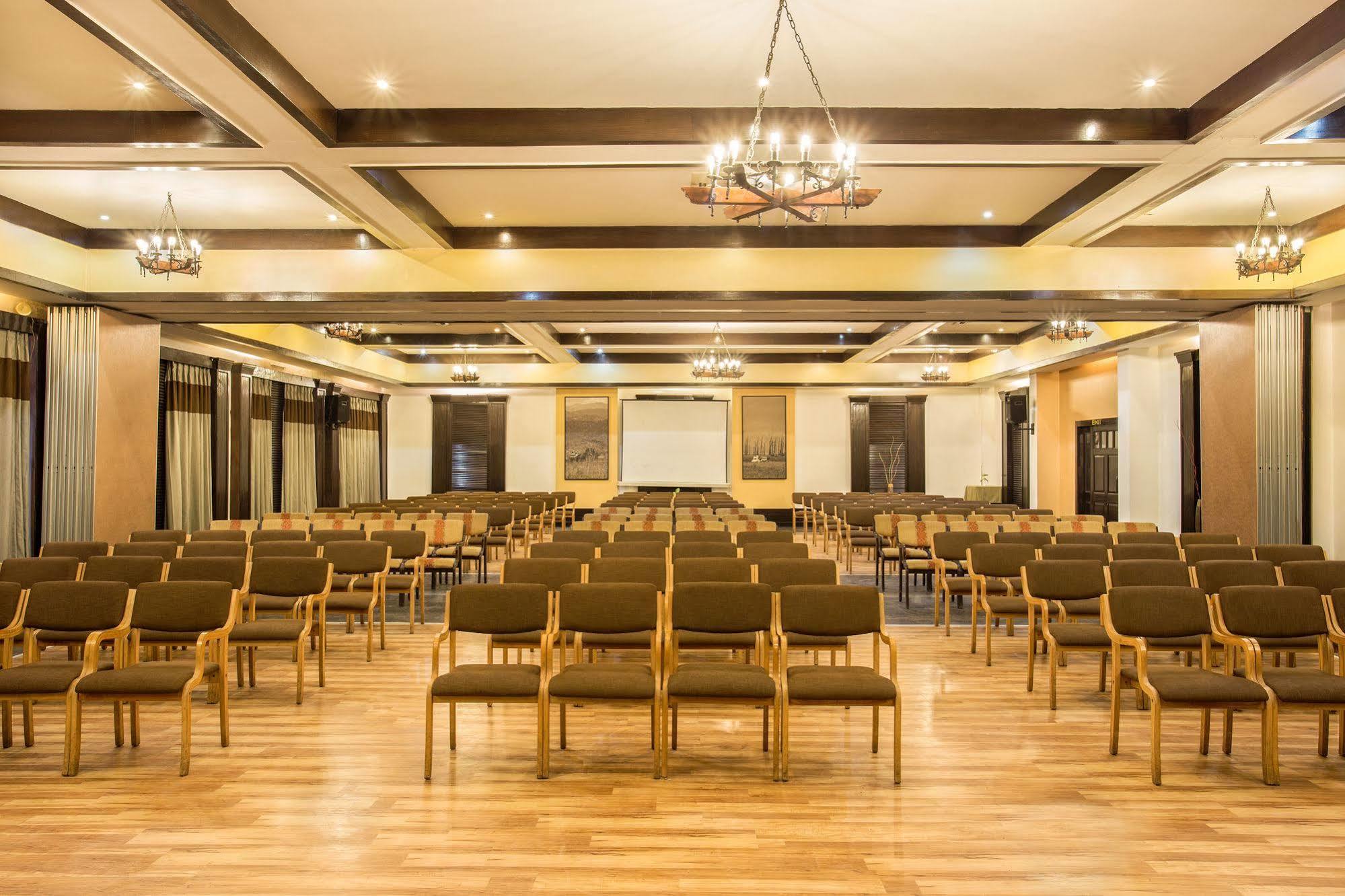The Riverview Retreat Corbett By Leisure Hotels Garjia Bagian luar foto