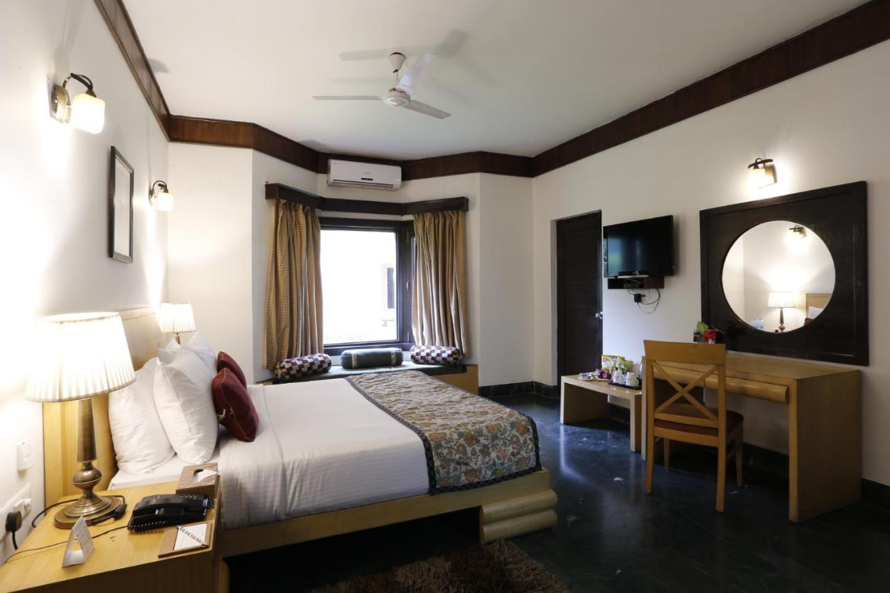 The Riverview Retreat Corbett By Leisure Hotels Garjia Bagian luar foto