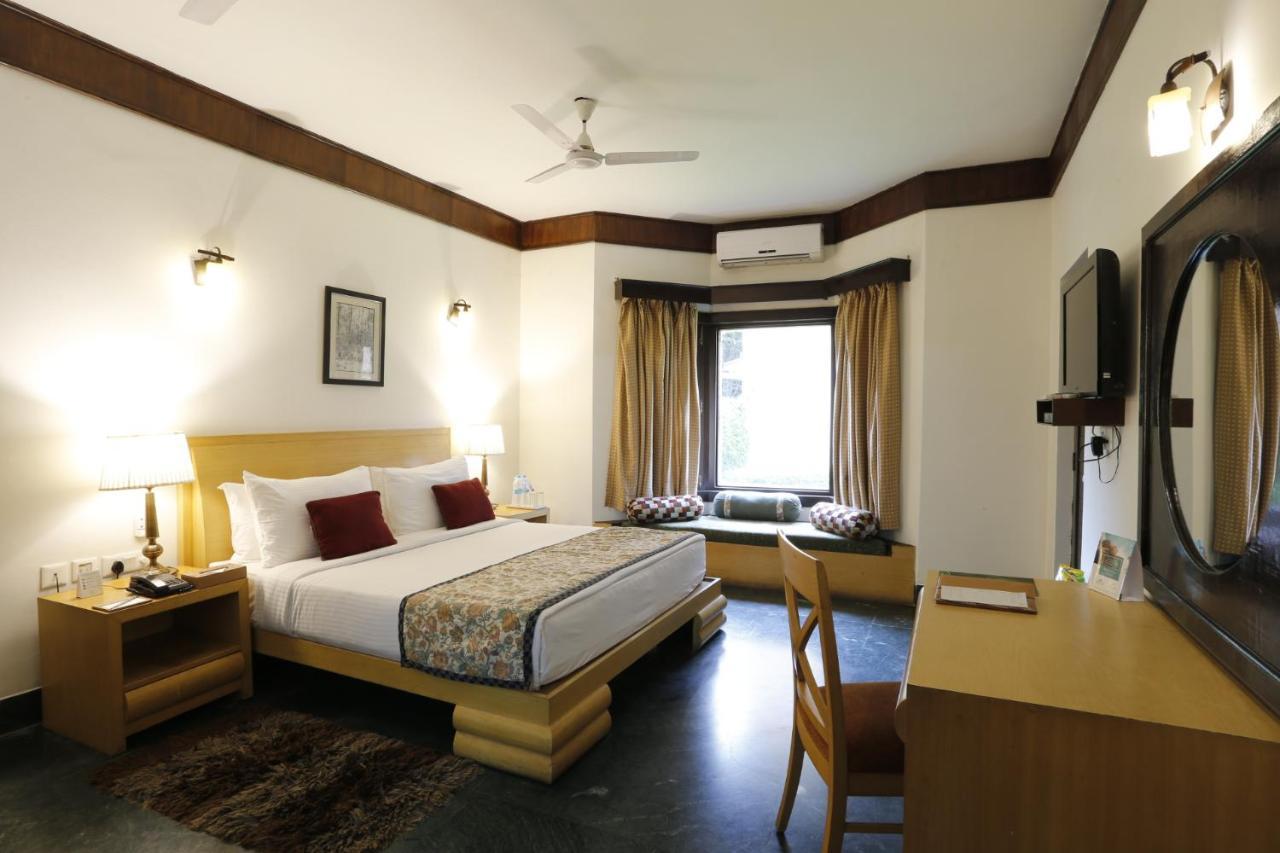 The Riverview Retreat Corbett By Leisure Hotels Garjia Bagian luar foto